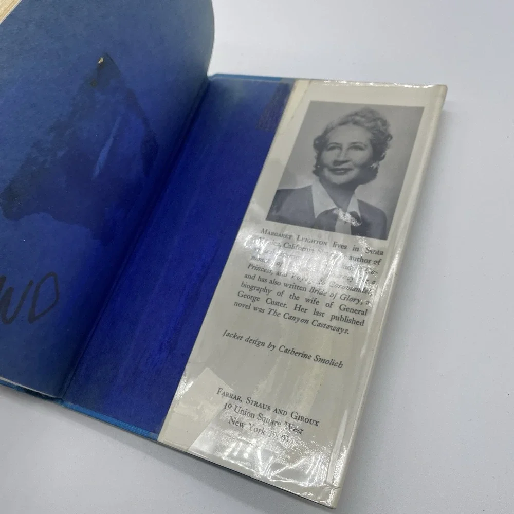 A Hole in the Hedge by Margaret Leighton‎ Hardback/ Dust Jacket